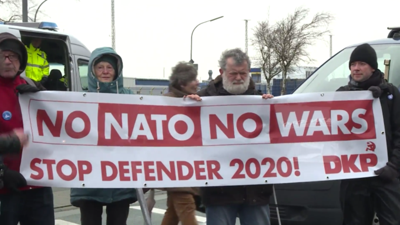 Hunderte protestieren in Bremerhaven gegen "Defender Europe 2020"