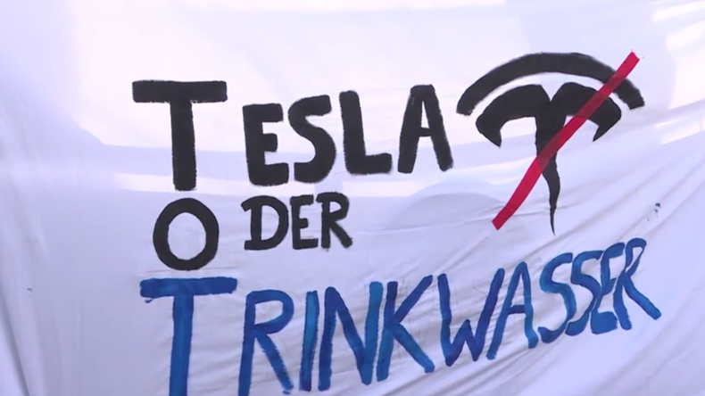 Protestkundgebung gegen Tesla-Fabrik –  Waldrodung geht weiter
