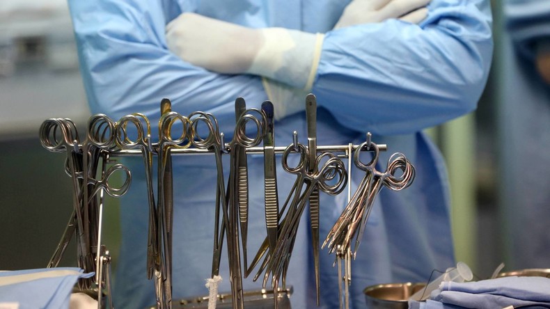 Weltweit erste Handtransplantation von Lebendspender: Vietnamesische Chirurgen schreiben Geschichte