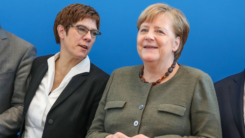 Kramp-Karrenbauer: Angela  Merkel soll bis zum Ende der Amtszeit Kanzlerin bleiben