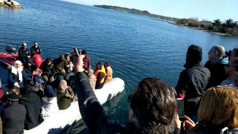 "Verschwindet! Geht zurück zu Erdoğan!" - Griechen hindern Migranten am Anlegen auf Lesbos
