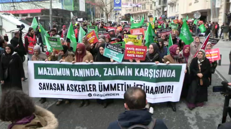 Istanbul: Hunderte Türken protestieren vor russischem Konsulat gegen "Russlands Imperialismus"