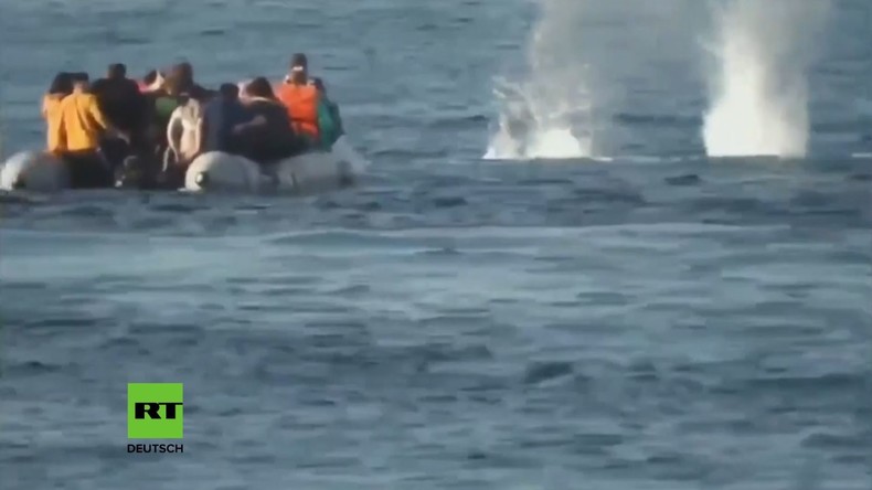 Griechische Küstenwache: Warnschüsse neben Gummiboote (Video)