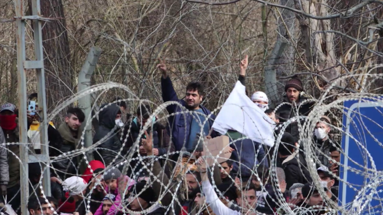 Türkisch-griechische Grenze: Migrantenansturm nimmt zu - Militärwagen mit Steinen eingeschlagen