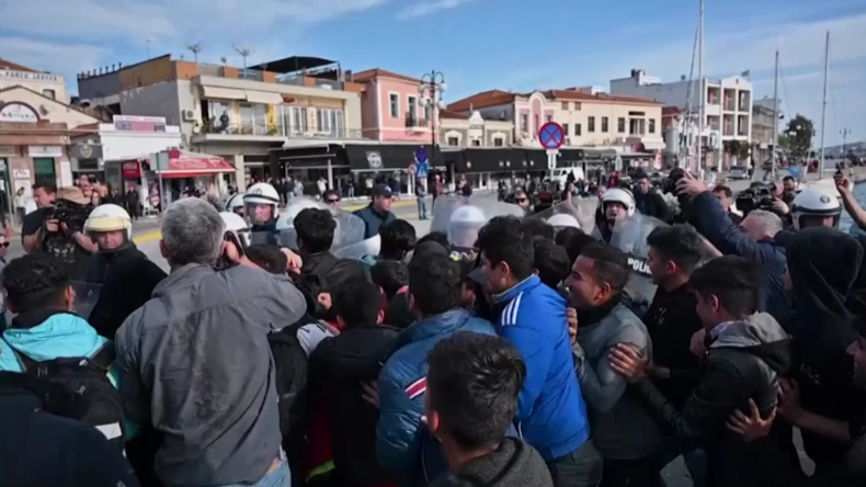 Lesbos: Polizei und Hunderte Migranten stoßen im Hafen von Mytilini aufeinander