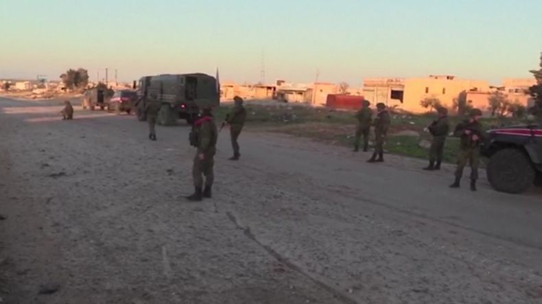 Idlib: Russische Militärpolizei überwacht Saraqib und strategische Autobahnen