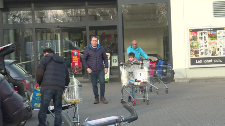 Hamstern oder locker bleiben? Meinungen zu Corona-Panik-Käufen vor Berliner Supermarkt