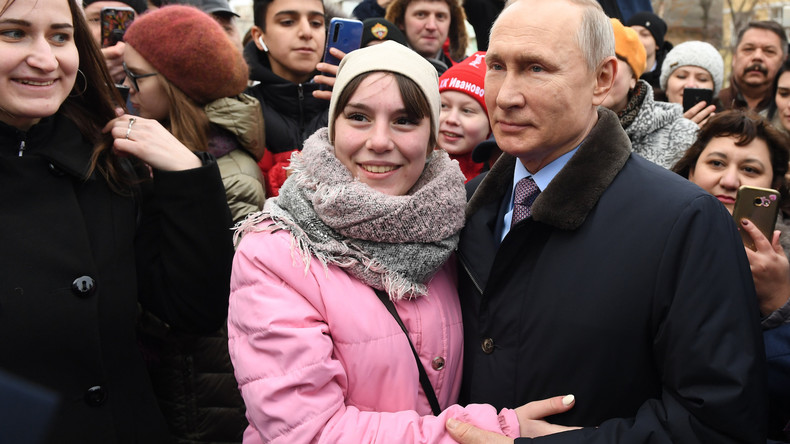 Bei Treffen mit Bürgern: Junge Frau bittet Putin, sie zu heiraten