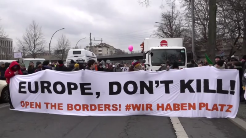 Deutschland: Demonstranten in Berlin fordern Öffnung der EU-Grenzen für Migranten