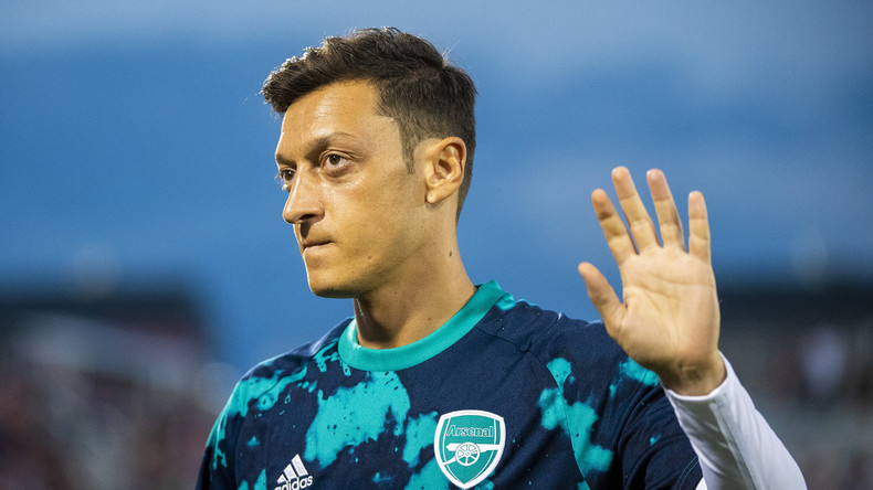 Wegen griechischem Clubchef: Mesut Özils Arsenal-Teamkollegen in Quarantäne