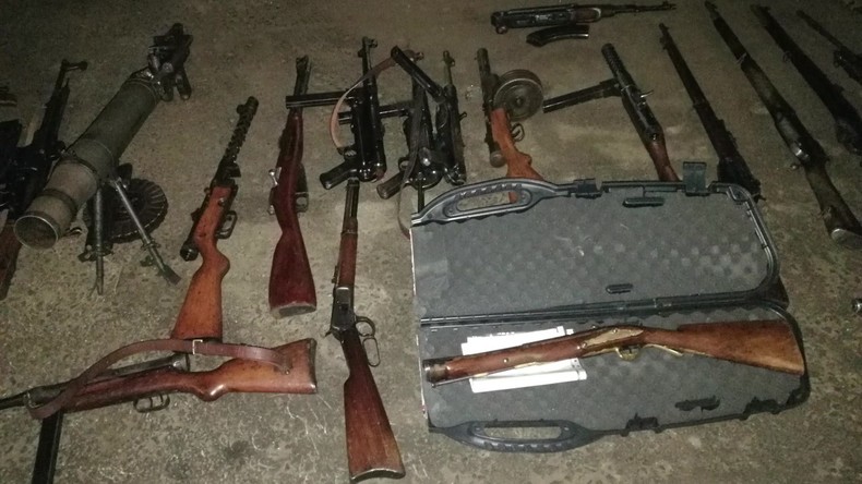 FSB beschlagnahmt massives Waffenarsenal von Untergrund-Waffenhersteller