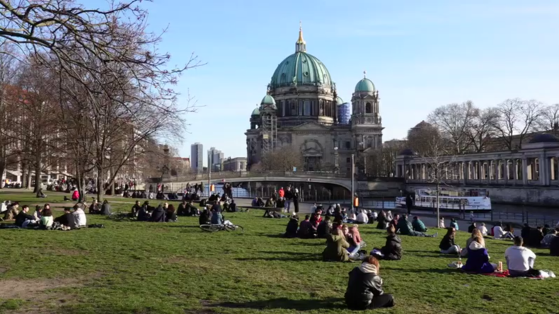 Deutschland: Berliner scheinen keine Angst vor Coronavirus zu haben und genießen die Sonne