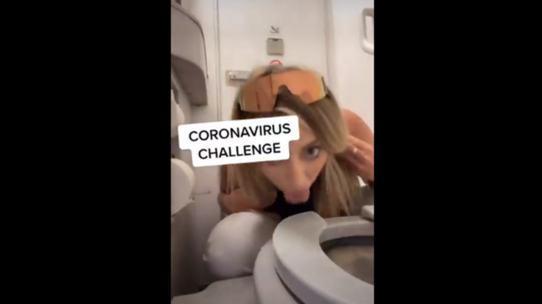 Aufmerksamkeit um jeden Preis: Influencerin leckt Klobrille in Flugzeug für "Corona-Challenge"
