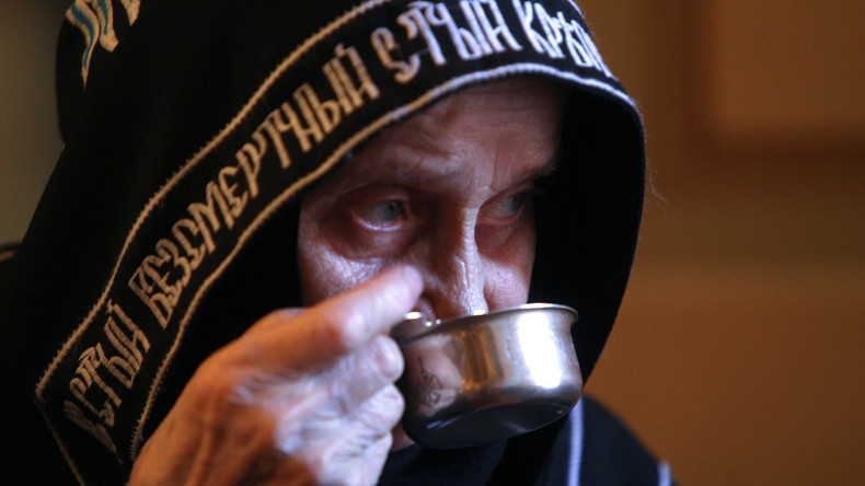 Und führe uns nicht in Versuchung: Moskauer Priester schenken zur Corona-Prävention mehr Wein ein