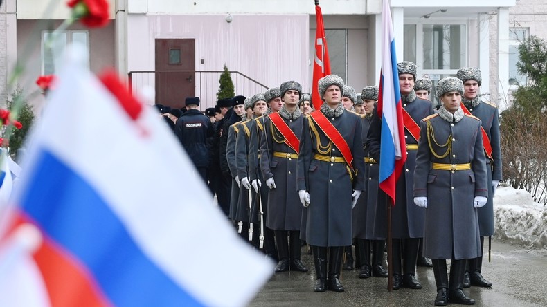 Soldaten der Ehrenkompanie führen Mini-Parade für russischen Veteranen durch