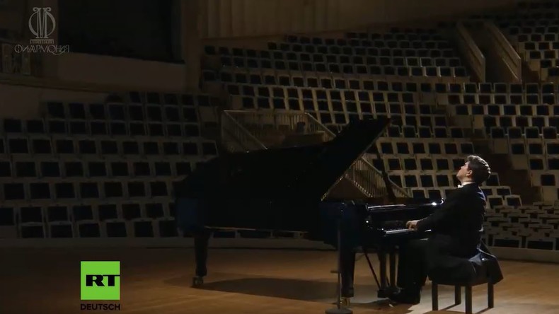 LIVE: Wegen Corona – Weltberühmter Pianist Denis Mazujew gibt Konzert in leerer Halle in Moskau