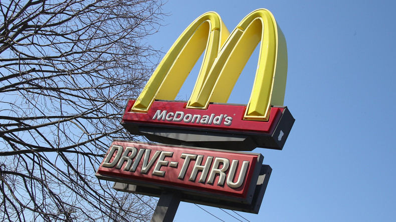 McDonald’s wirbt mit neuem Firmenlogo für soziale Distanzierung während Corona-Krise in Brasilien