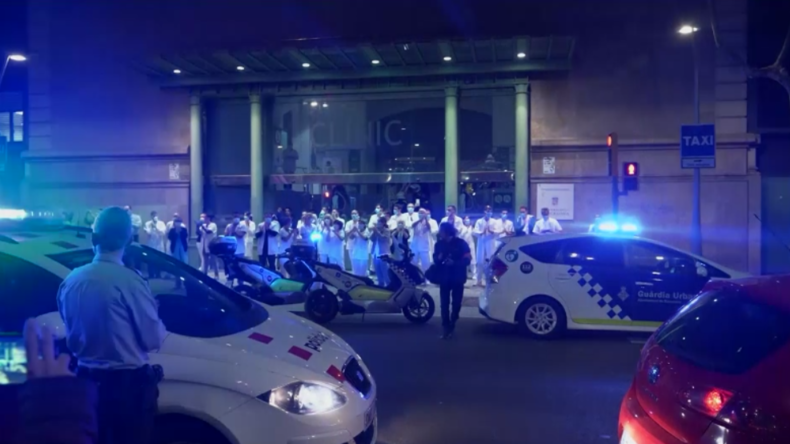 Barcelona: Anwohner und Polizei applaudieren vor Klinik für Pfleger und Ärzte
