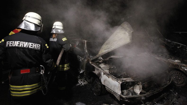 Funkenflug bei Gleisarbeiten verursacht Brand mit Millionenschaden: Mehr als 30 Autos fangen Feuer