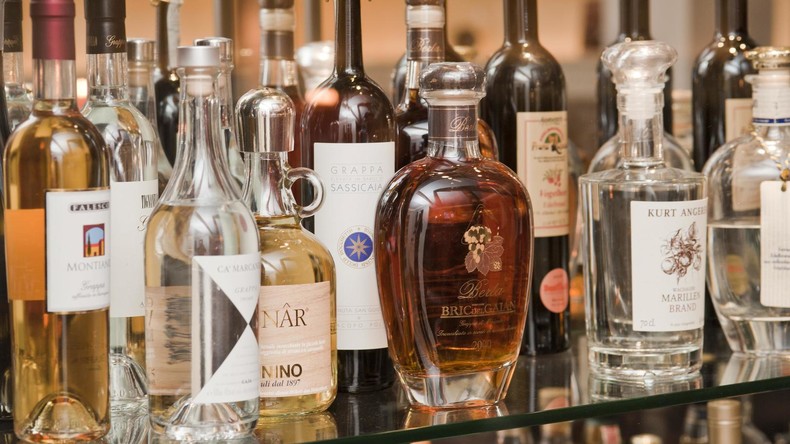 Schnaps gegen Corona: Destillerie stellt Desinfektionsmittel aus Alkoholvorräten der Bevölkerung her