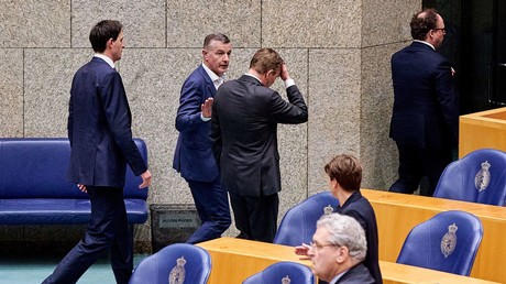 Schwächeanfall: Niederländischer Gesundheitsminister bei Corona-Sitzung im Parlament kollabiert