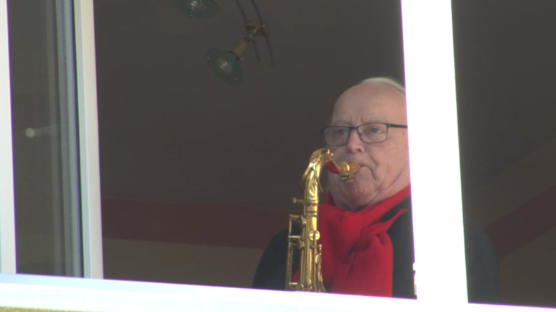Corona-Blues: Bayerischer Rentner spielt für gelangweilte Nachbarschaft täglich Saxofon