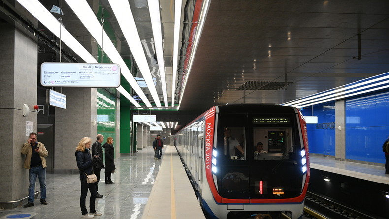Moskau: Frau starrt auf ihr Handy und stürzt vor einfahrenden Zug auf Bahngleis