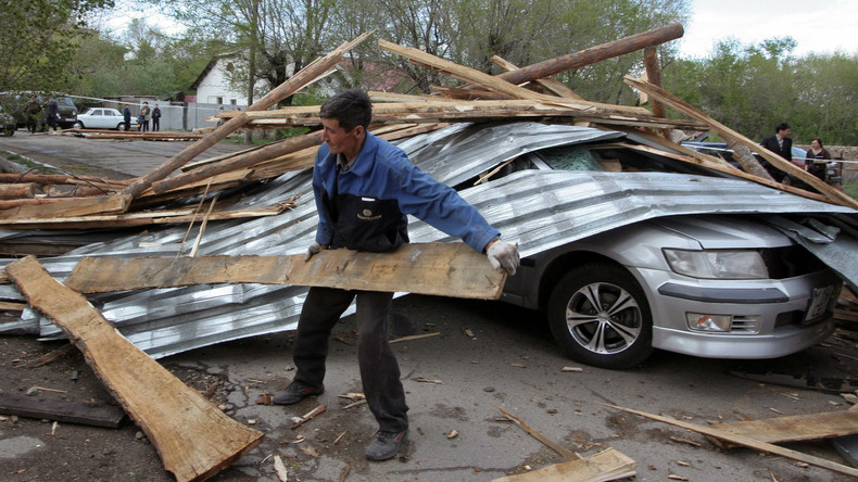 Kasachstan: Starker Wind bläst Dach von Mehrfamilienhaus