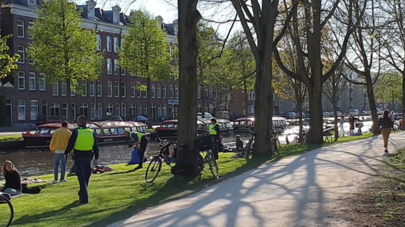Amsterdam: Polizei verteilt 390-Euro-Strafzettel an Parkbesucher, die Abstandsregeln nicht einhalten