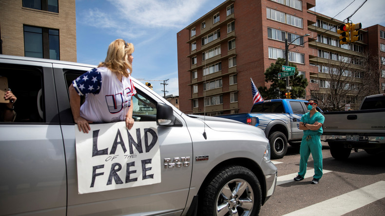 "Geht doch nach China" – Anti-Lockdown-Demonstranten in den USA beschimpfen Pflegekräfte (Fotos)