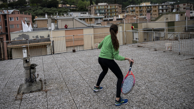 Partie in luftiger Höhe: Italienische Tennisspielerinnen nutzen Dächer als Spielfeld