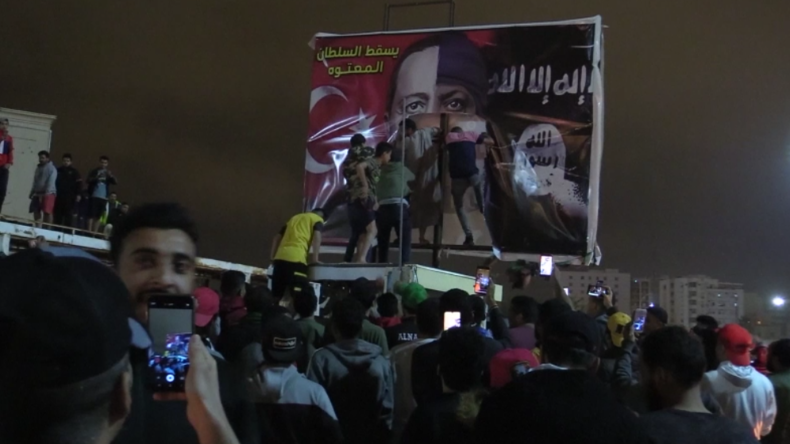 "Gegen Terror!" – Libyer protestieren gegen Erdoğans Invasion und vergleichen ihn mit dem IS