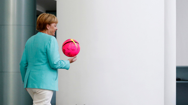 Wir kicken das: Lässt Merkel die Bundesliga bald wieder spielen?