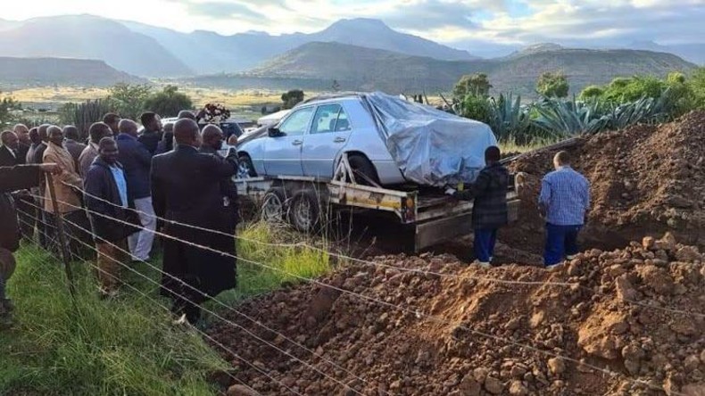 Einmal Mercedes – immer Mercedes: Südafrikanischer Politiker lässt sich in seinem Auto begraben