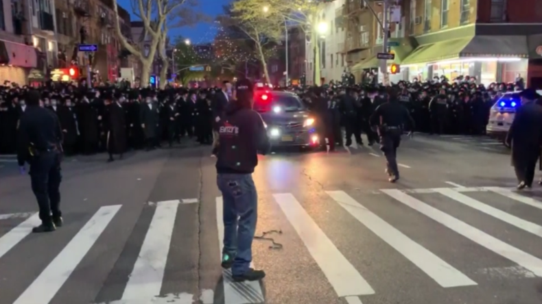USA: Polizei zerstreut Massenversammlung bei jüdischem Begräbnis – Antisemitismus-Vorwürfe folgen