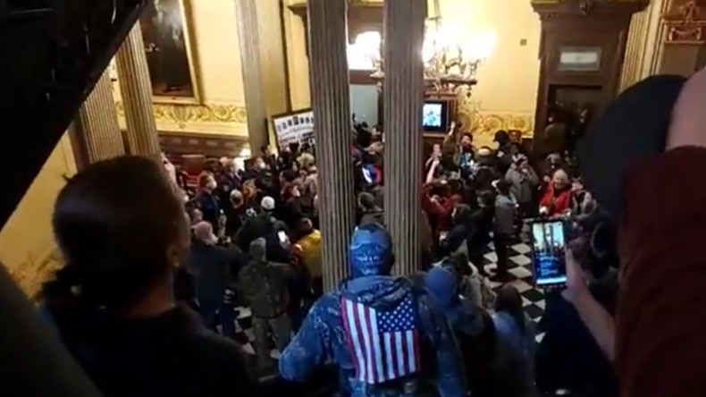 Michigan: Bewaffnete Demonstranten stürmen Kapitol und fordern Lockdown-Ende
