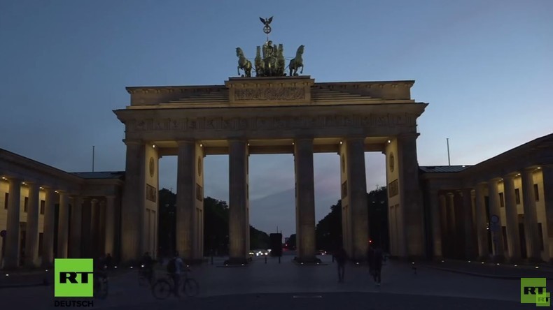 LIVE: Dankesbotschaften am Brandenburger Tor in Berlin zum Tag der Befreiung