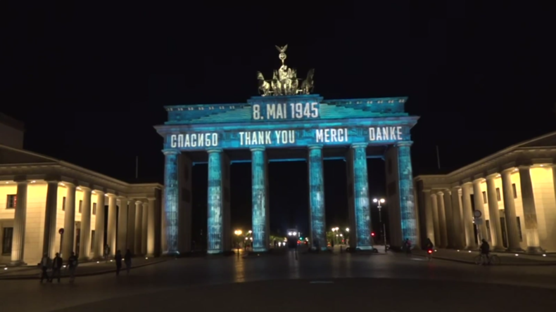 Deutschland: Brandenburger Tor mit Dankesbotschaften an Alliierte beleuchtet