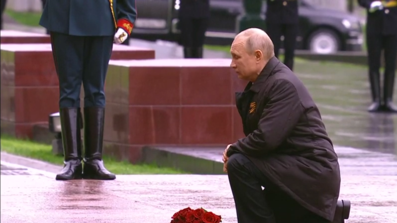 Putin legt Blumen am Grab des unbekannten Soldaten nieder und spricht am Tag des Sieges zur Nation