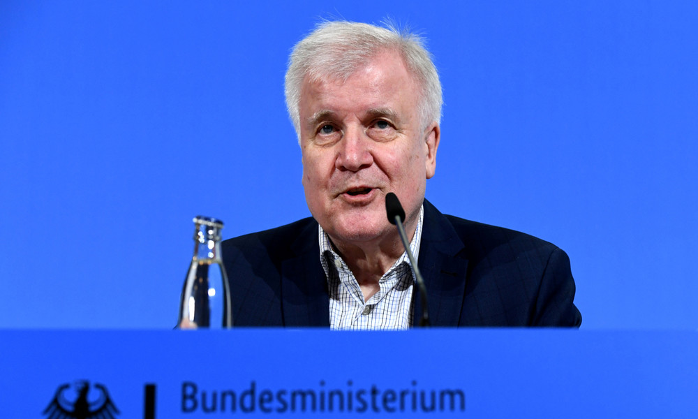 LIVE: Pressekonferenz von Innenminister Seehofer zu Corona-Lockerungen