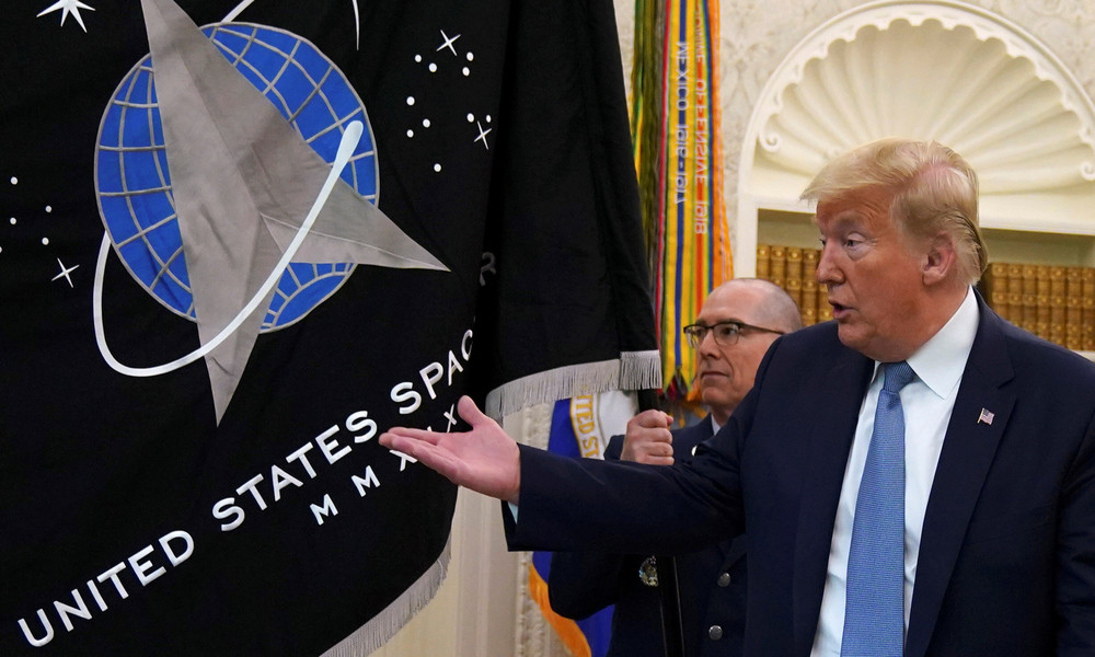 Donald Trump präsentiert "Space Force"-Flagge und stellt "Super-Duper-Rakete" in Aussicht