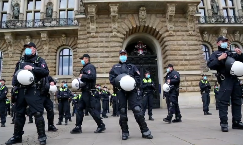 Friedliche Proteste  gegen Corona-Maßnahmen in Stuttgart – Ausschreitungen und Festnahmen in Hamburg