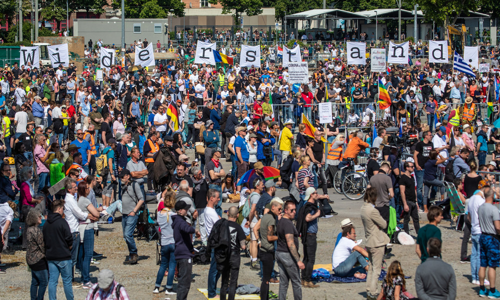 Unter dem Medienradar: Brandanschlag bei Demo gegen Corona-Beschränkungen in Stuttgart