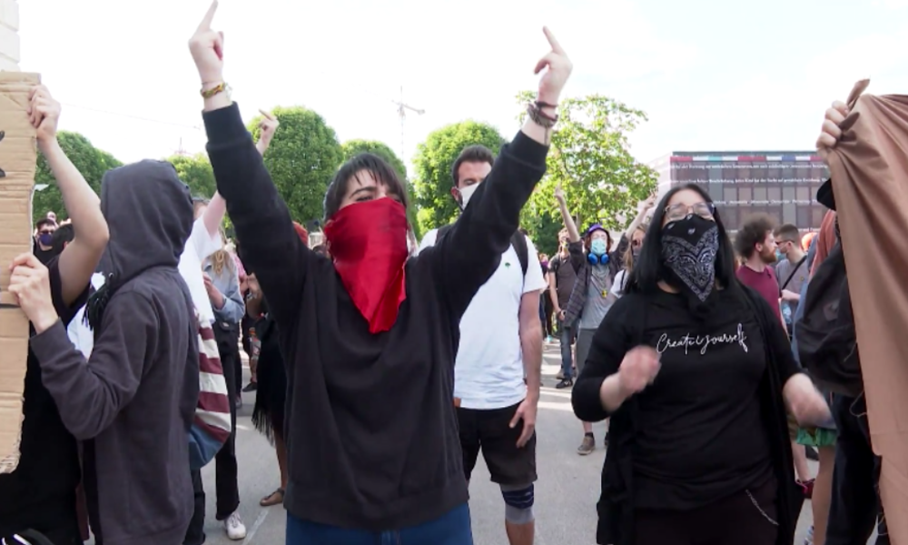 Wien: "Scheiß Nazis" – "Antifaschisten" reagieren auf FPÖ-Protest gegen Corona-Maßnahmen