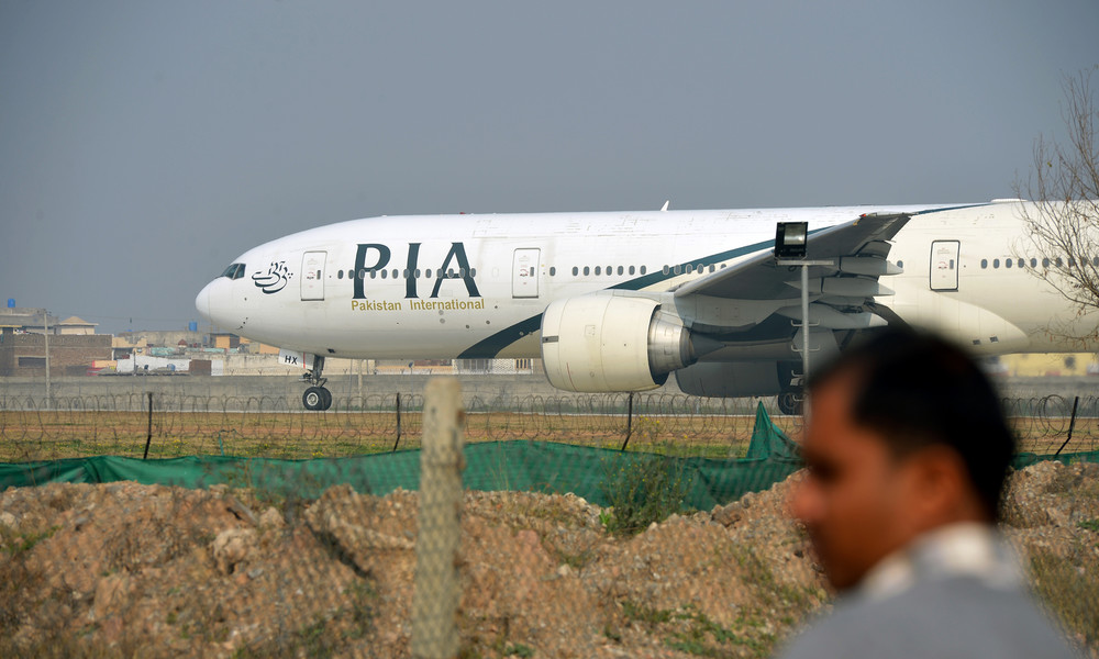 Pakistan: Passagierflugzeug stürzt nahe Flughafen ab