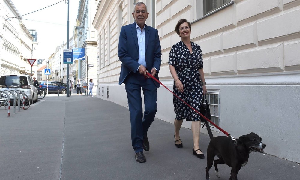 Wien: Österreichs Bundespräsident Van der Bellen nach Corona-Sperrstunde in einem Lokal erwischt