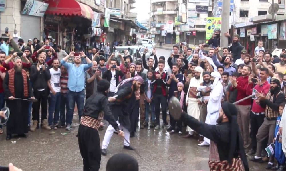 Idlib: FSA-Anhänger feiern das Fastenbrechen mit Schwertkampf-Inszenierung