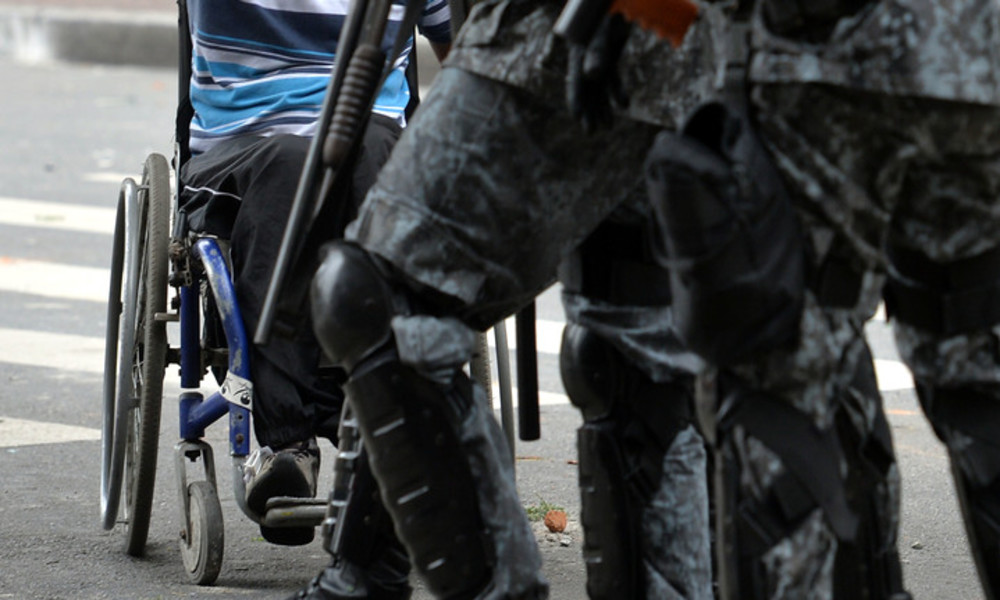 Taubstummer Rollstuhlfahrer mit Armlähmung greift Juweliergeschäft in Brasilien an