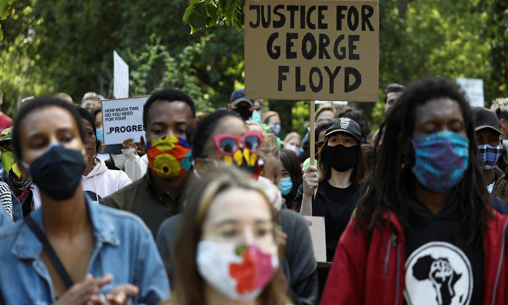 LIVE: Berlin – Demonstranten fordern vor US-Botschaft "Gerechtigkeit für George Floyd"