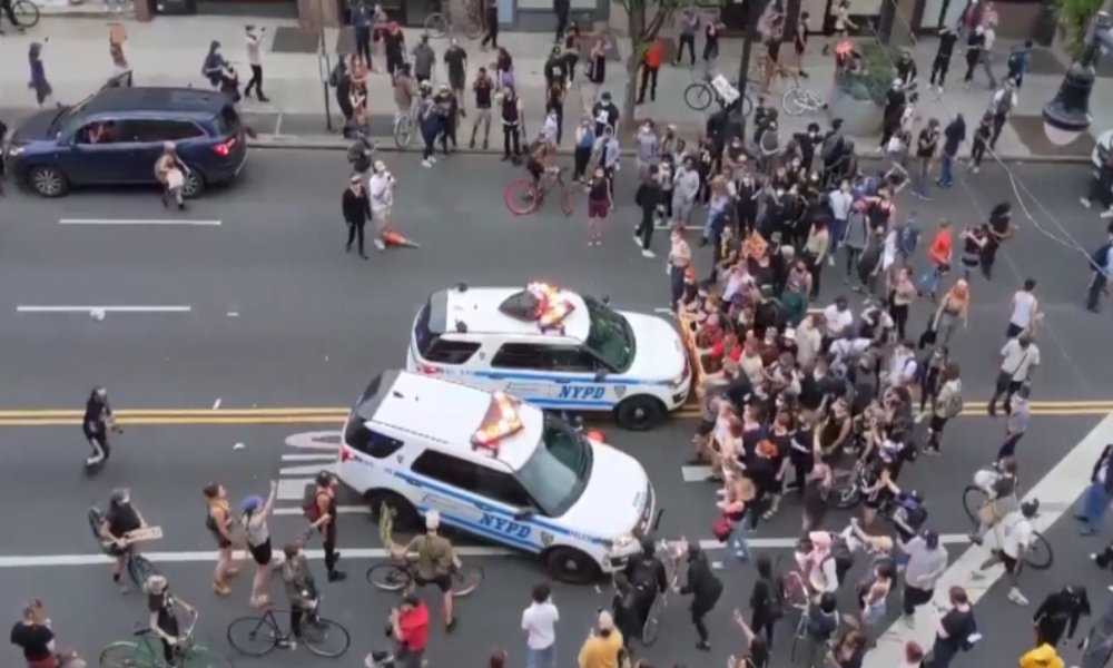 New York: Demonstranten umstellen Polizeiwagen – Die geben Gas